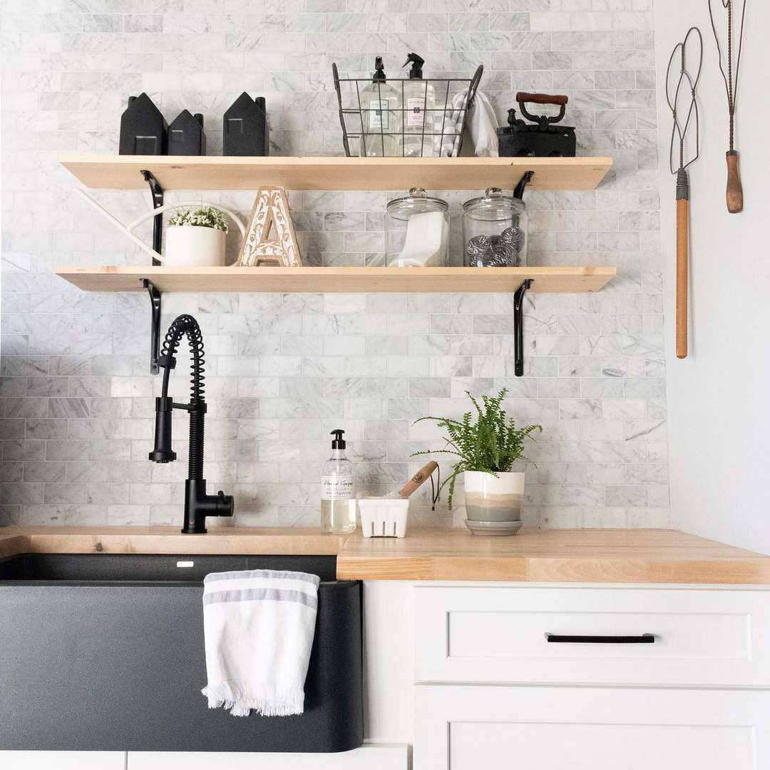 带有裸露架子的厨房