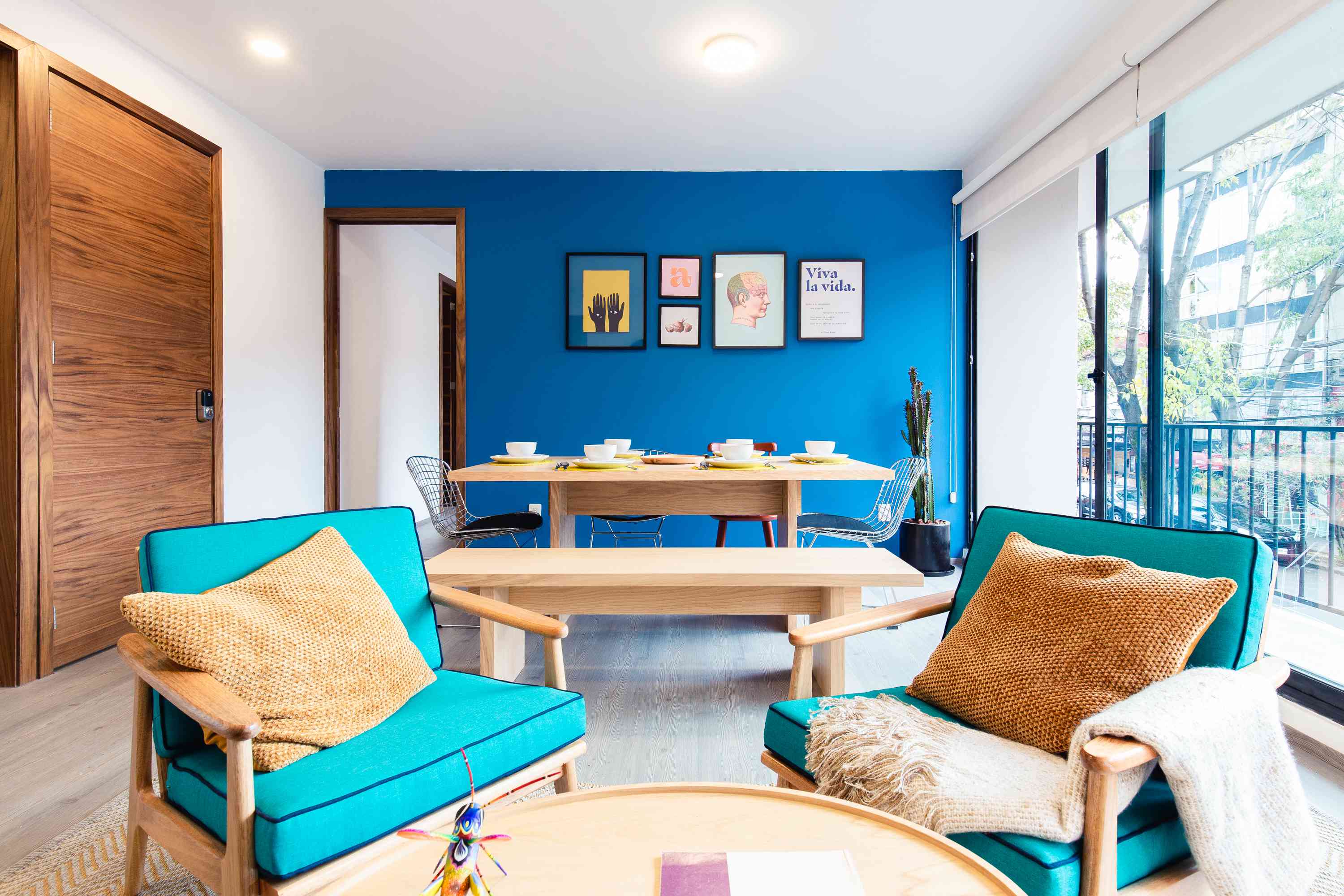 亮蓝色的生活和餐饮组合＂class=