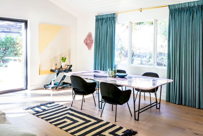 与黄色的口音和绿色的窗帘厨房