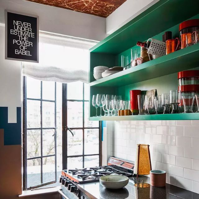 黄绿色的货架上