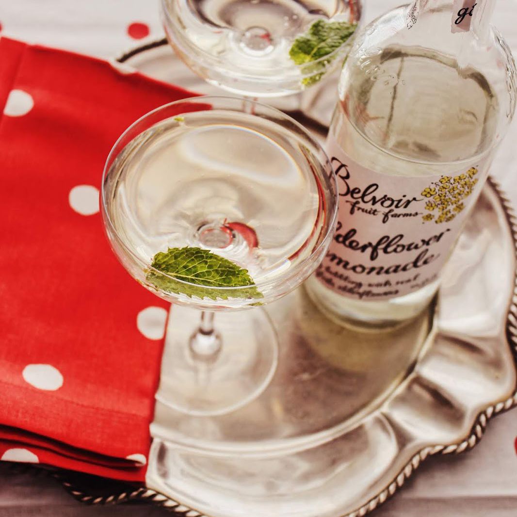 斯普茨鸡尾酒在轿跑车的玻璃。