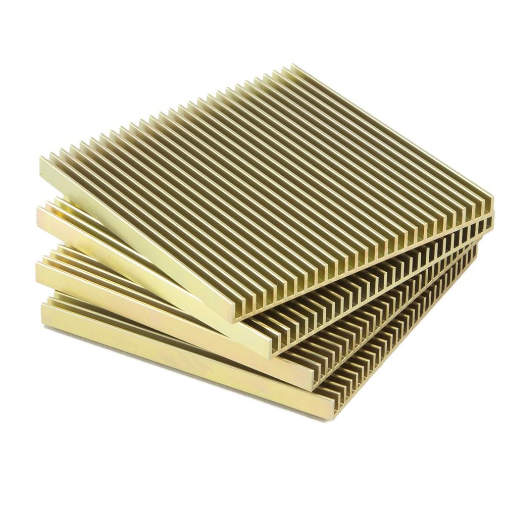 一套四个金色调的有脊的方形杯垫。