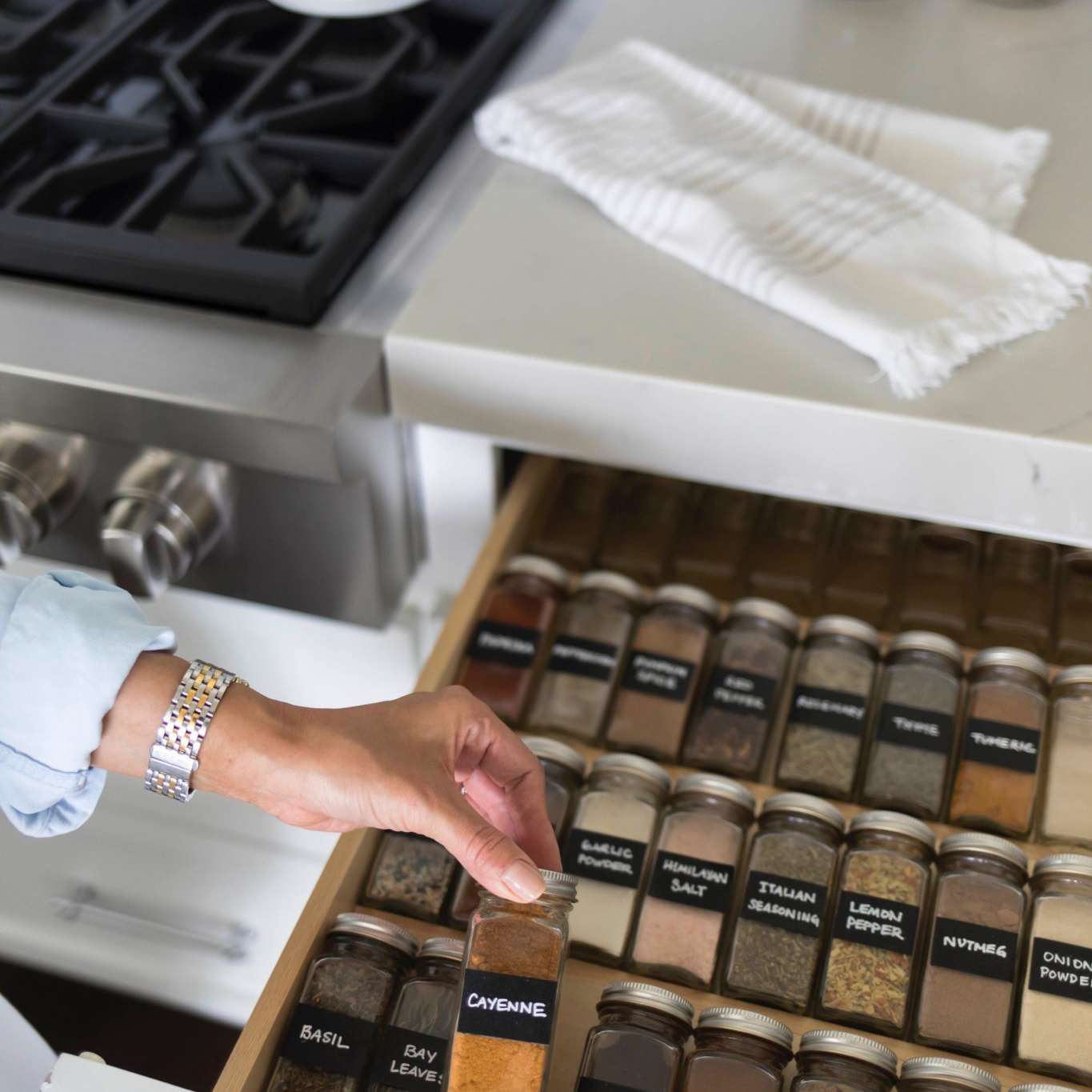 有组织的香料架。