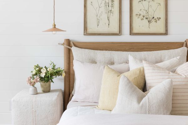 柔软的中性床，黄色枕头。