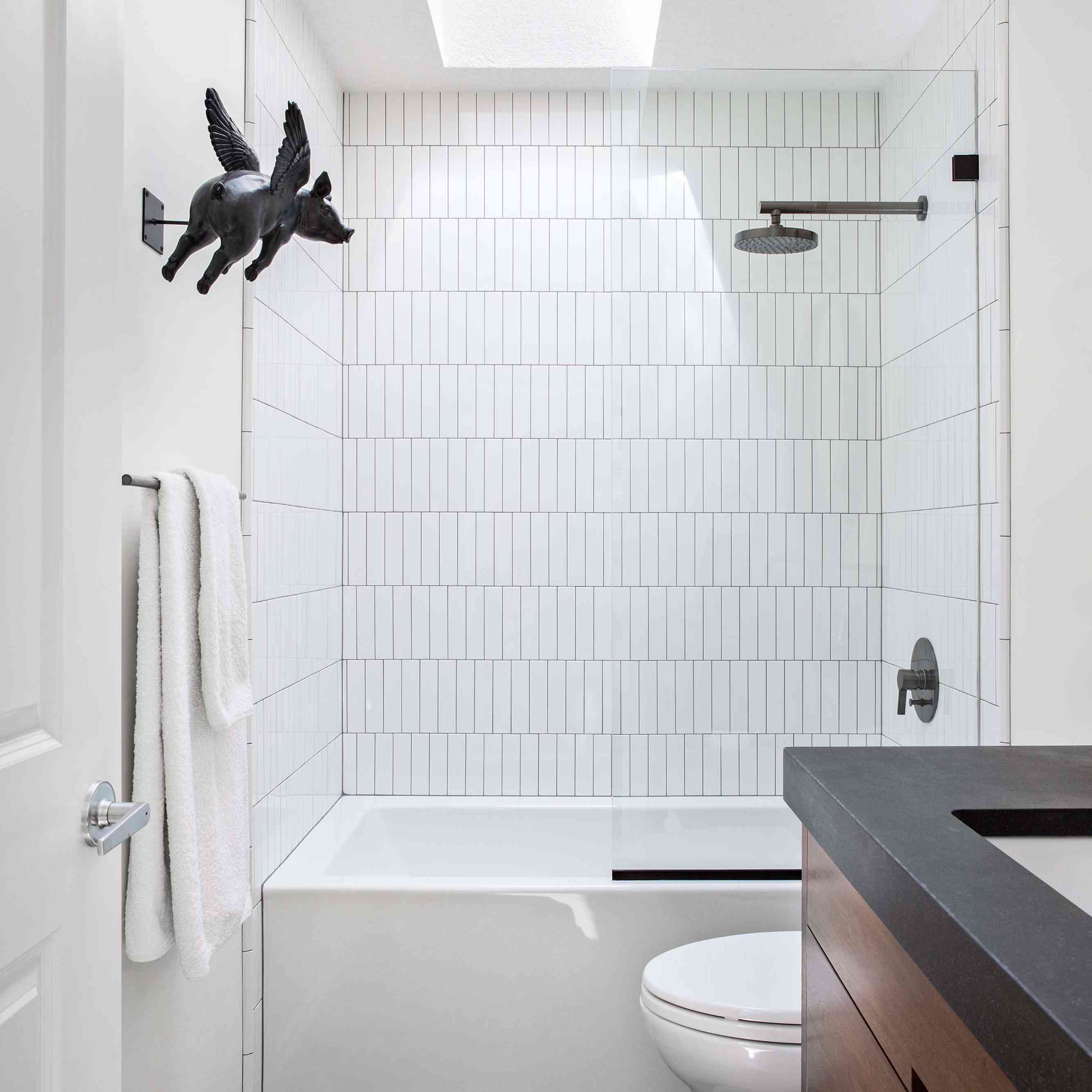 墙上有猪的浴室