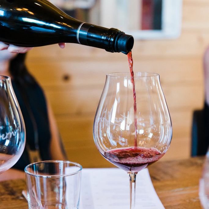 红酒倒进玻璃杯。