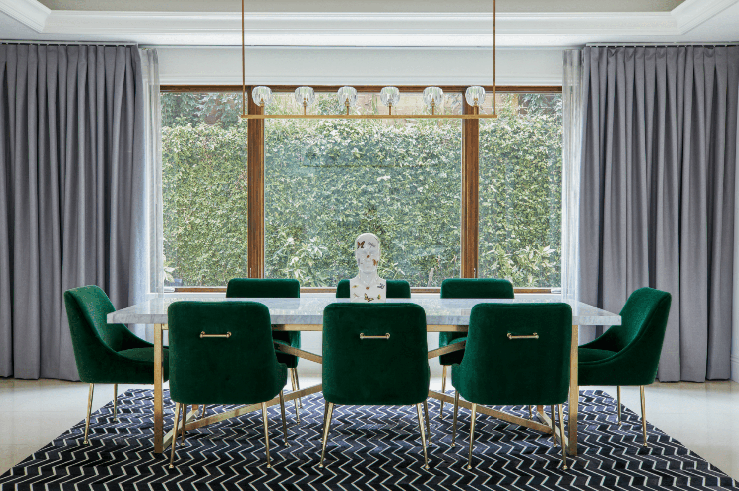 装饰着白色小半身雕像的餐桌