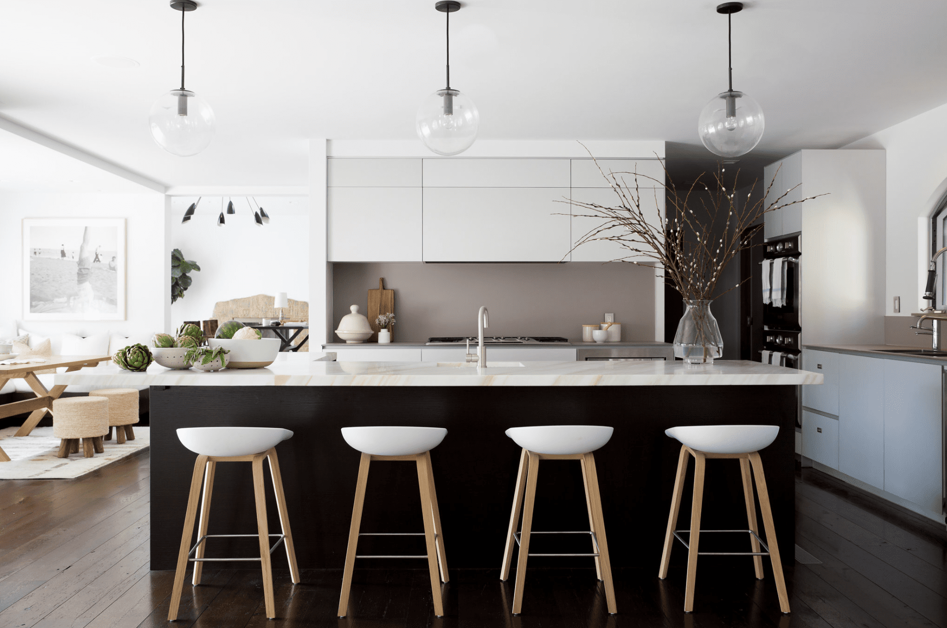 一个黑色和白色厨房，带有大胆的灰褐色的背板