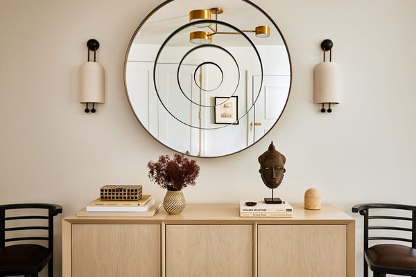 木制梳妆台和独特的螺旋镜。