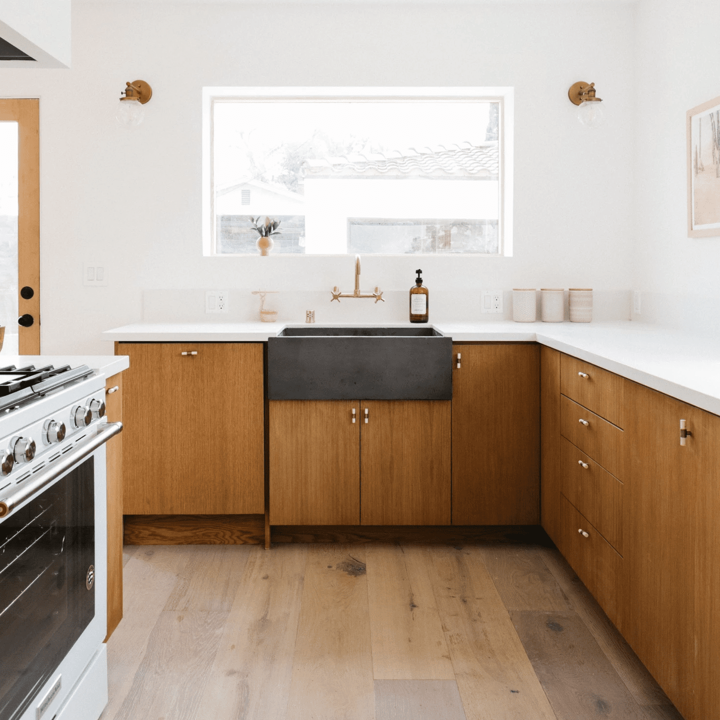 白墙厨房，配套的白色后挡板