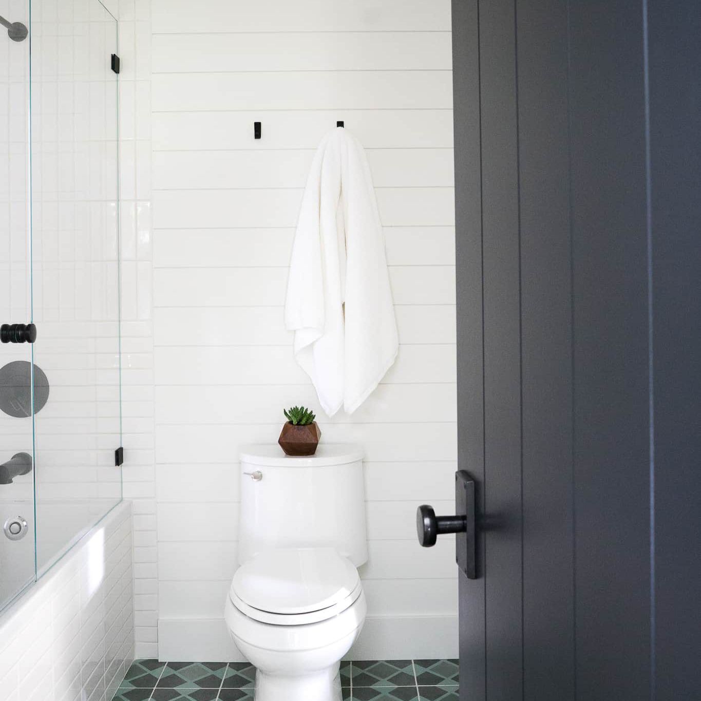 一间铺着醒目蓝色瓷砖的白色浴室