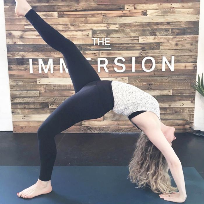 最好的运动胸罩：艾米·劳伦森做瑜伽