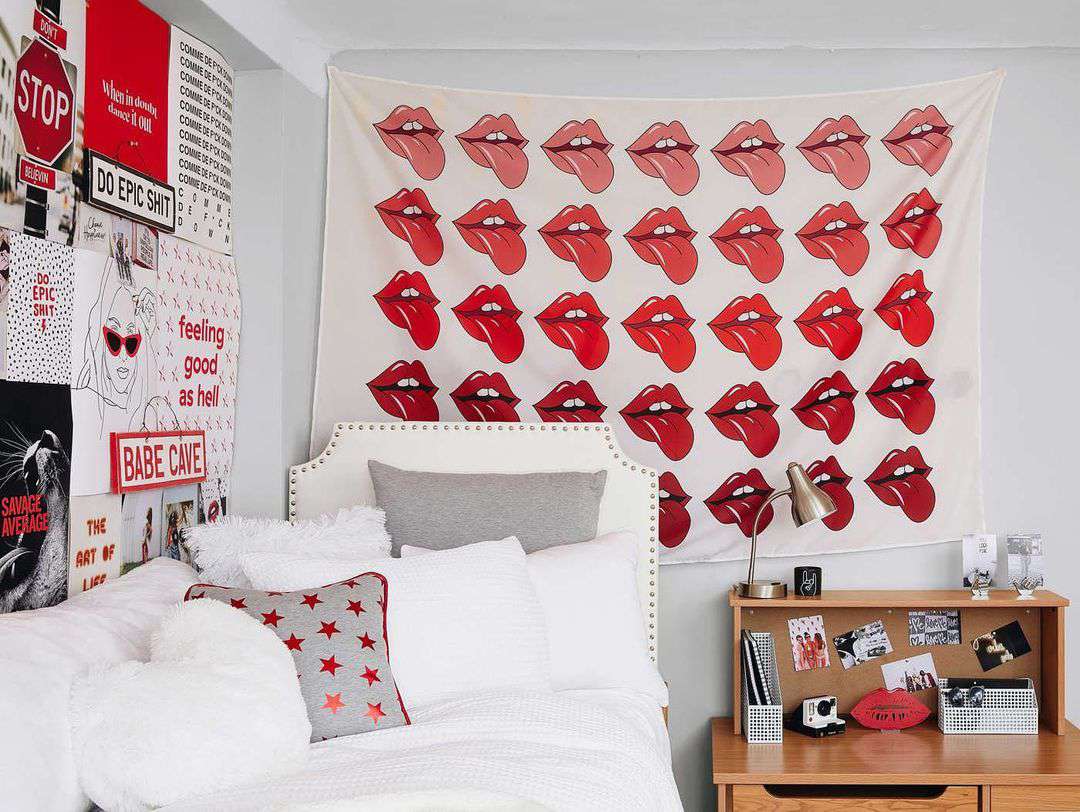 带滚石口图案的挂毯。