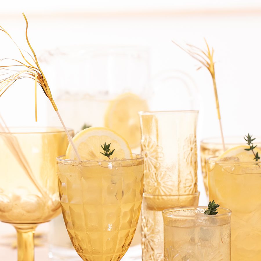 饮料黄色玻璃器皿。