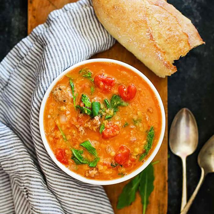 Crockpot冬季汤，慢炖锅香肠，小扁豆，芝麻菜和汤“class=