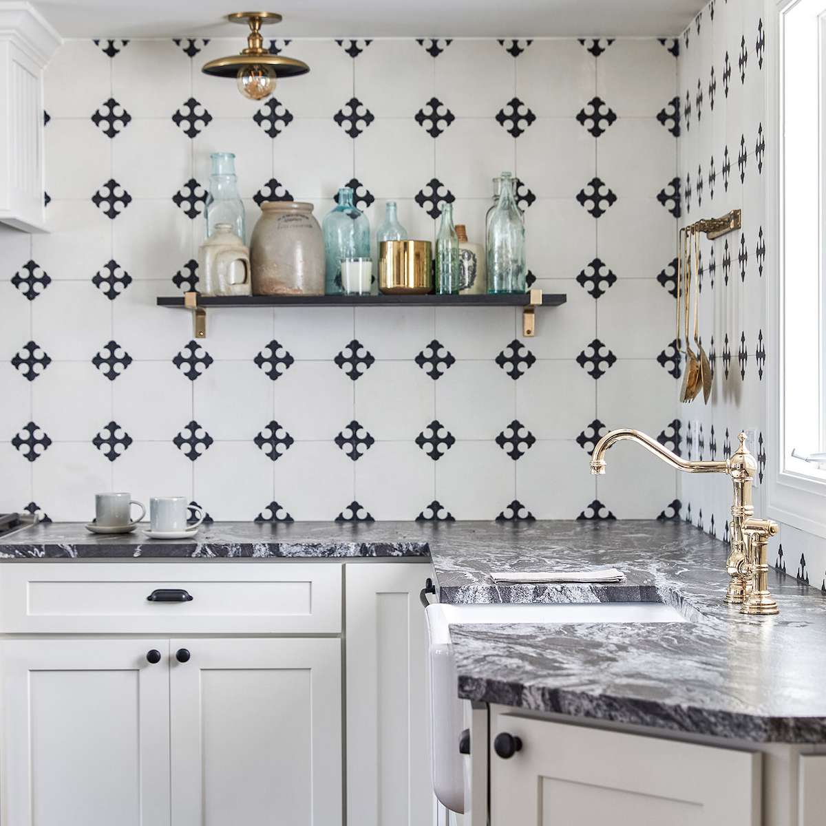 一个时尚的现代厨房装满乡村装饰，照明灯具和硬件