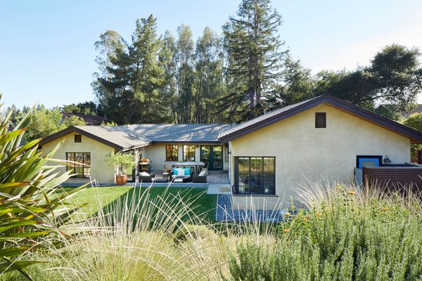 牧场风格的房子，游泳池和绿色植物。