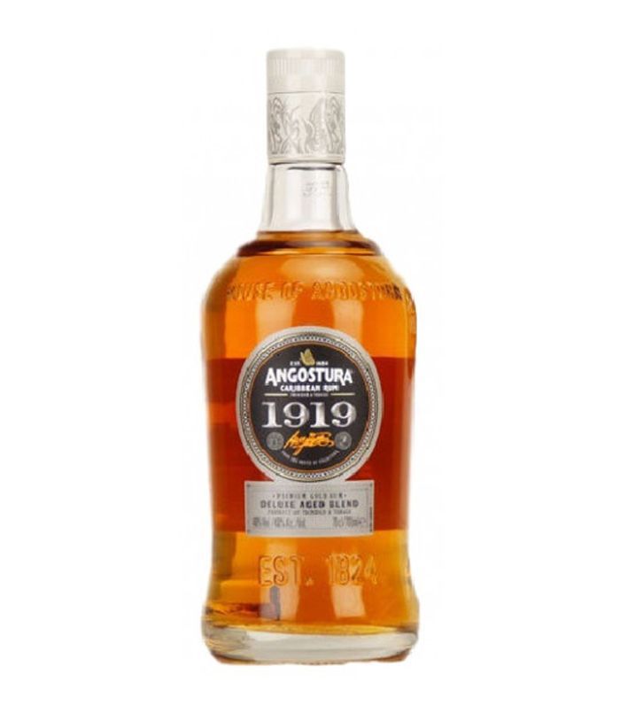 一瓶安古斯图拉1919朗姆酒。