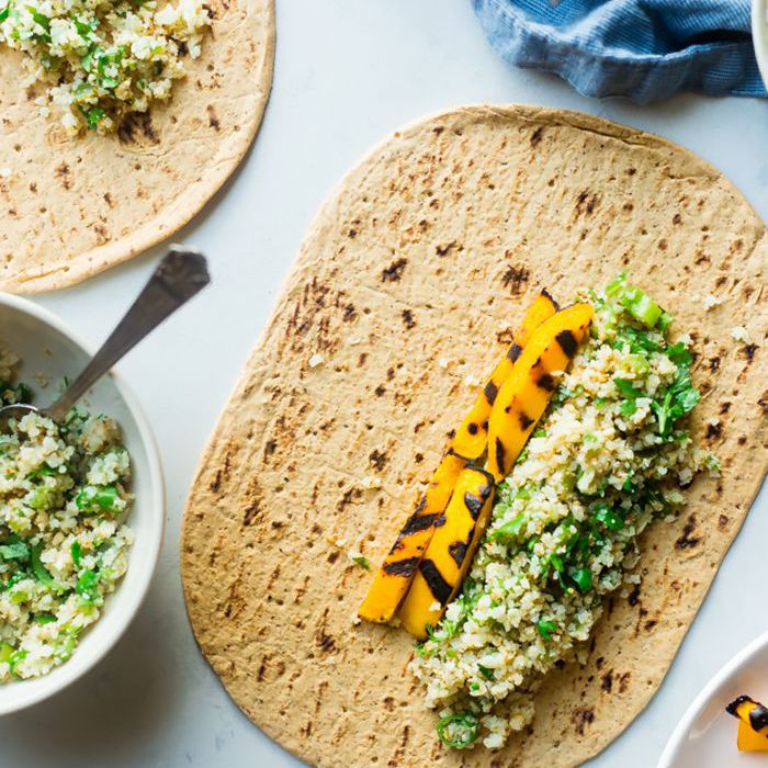 芒果鸡肉和花椰菜米饭包