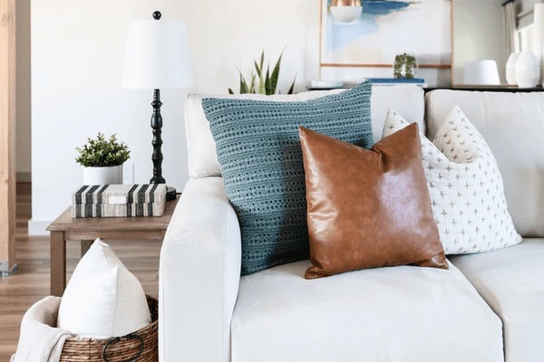 中性的客厅，沙发上有抱枕。