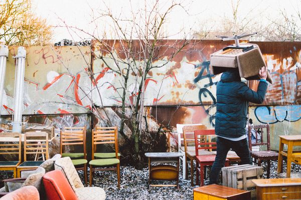 在莫帕克的弗洛马克，一名男子扛着椅子