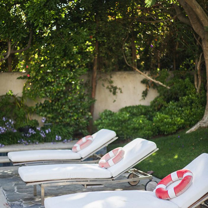 在池甲板上的太阳椅子