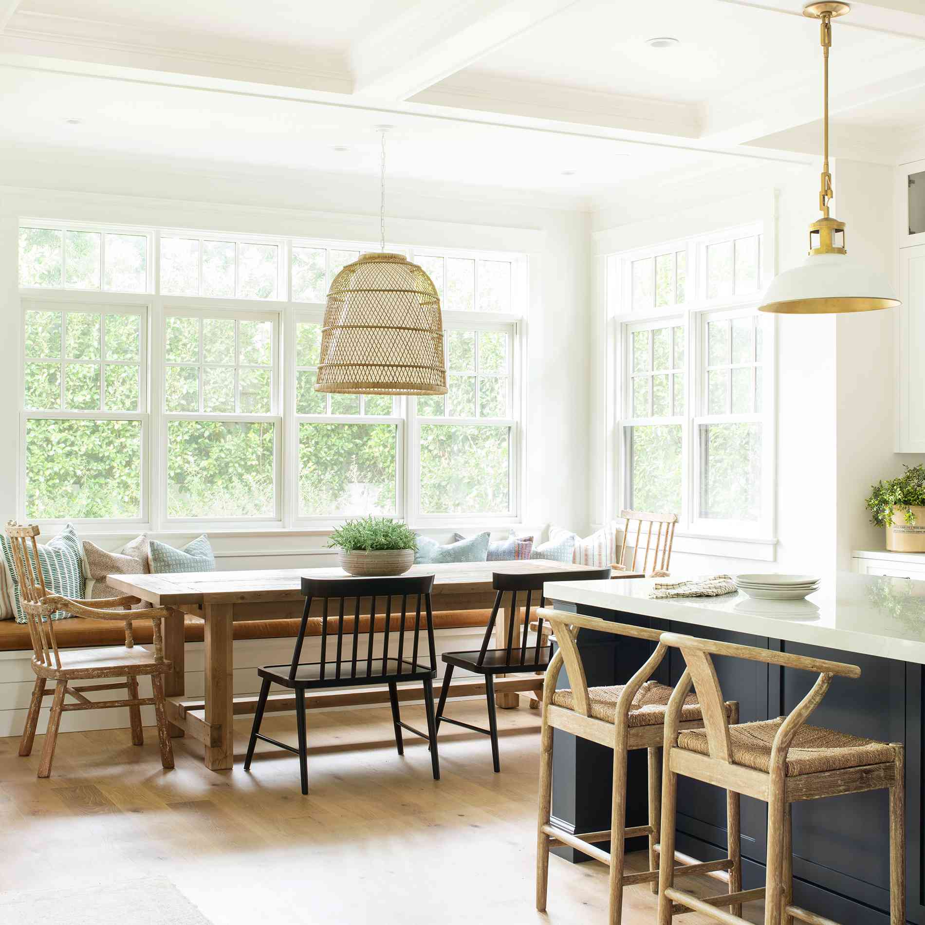 岛和桌明亮的厨房视图。