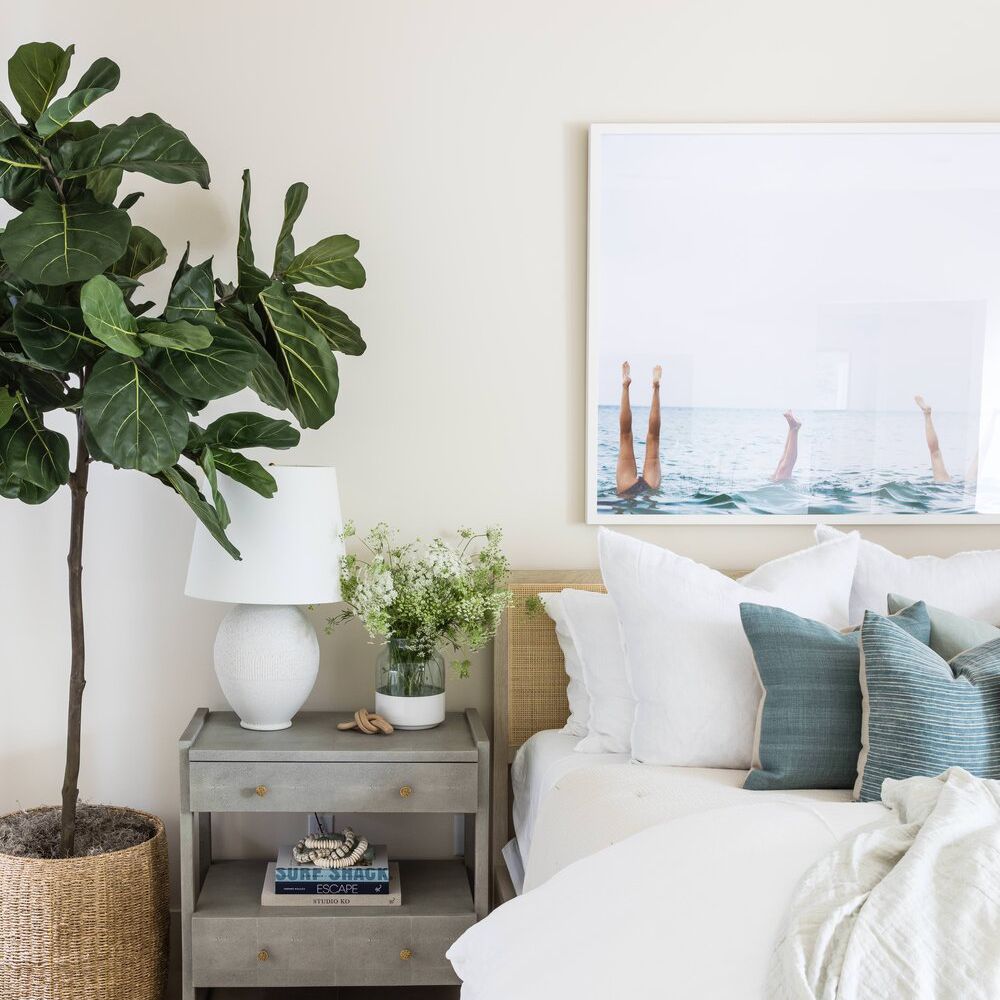 一间卧室装满了白色，米色和蓝色现代沿海装饰