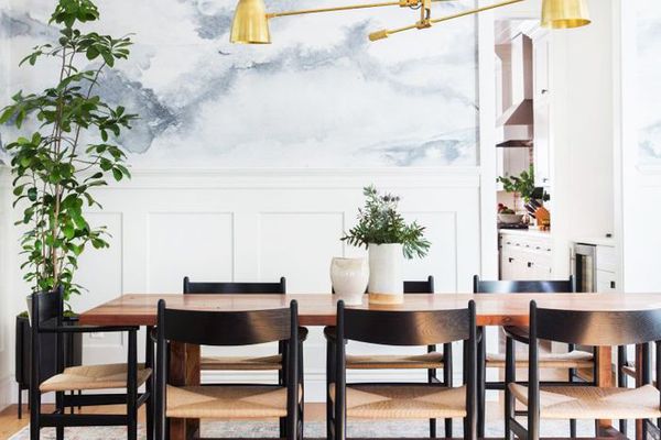 明亮和现代的餐厅，有房子植物