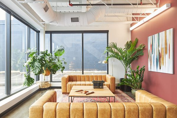 品红色的办公室，焦糖色的沙发。