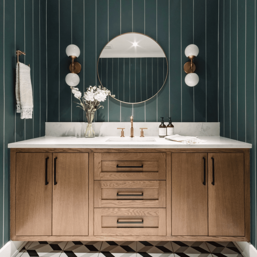 一个贴着深绿色墙纸的大化妆间