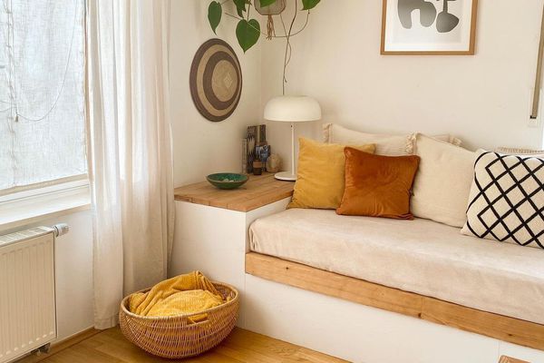 在一个吊厂下的波西米亚床。