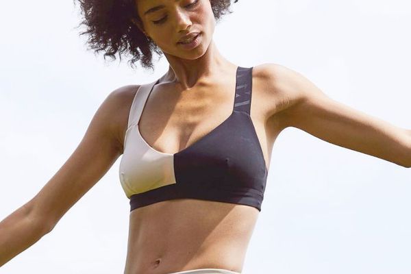 穿着运动胸罩的女人