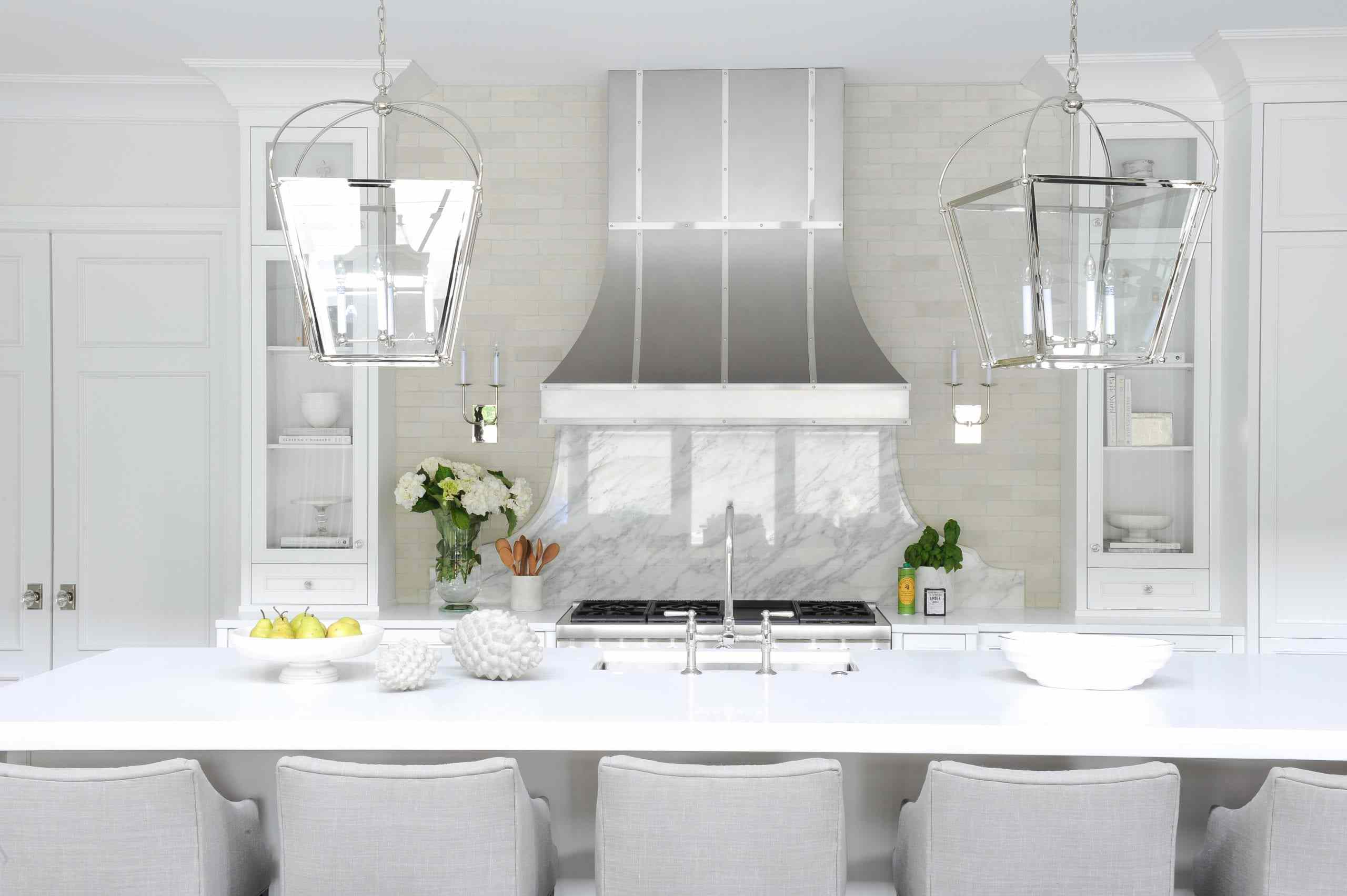 Glam厨房用在炉子后面的大理石