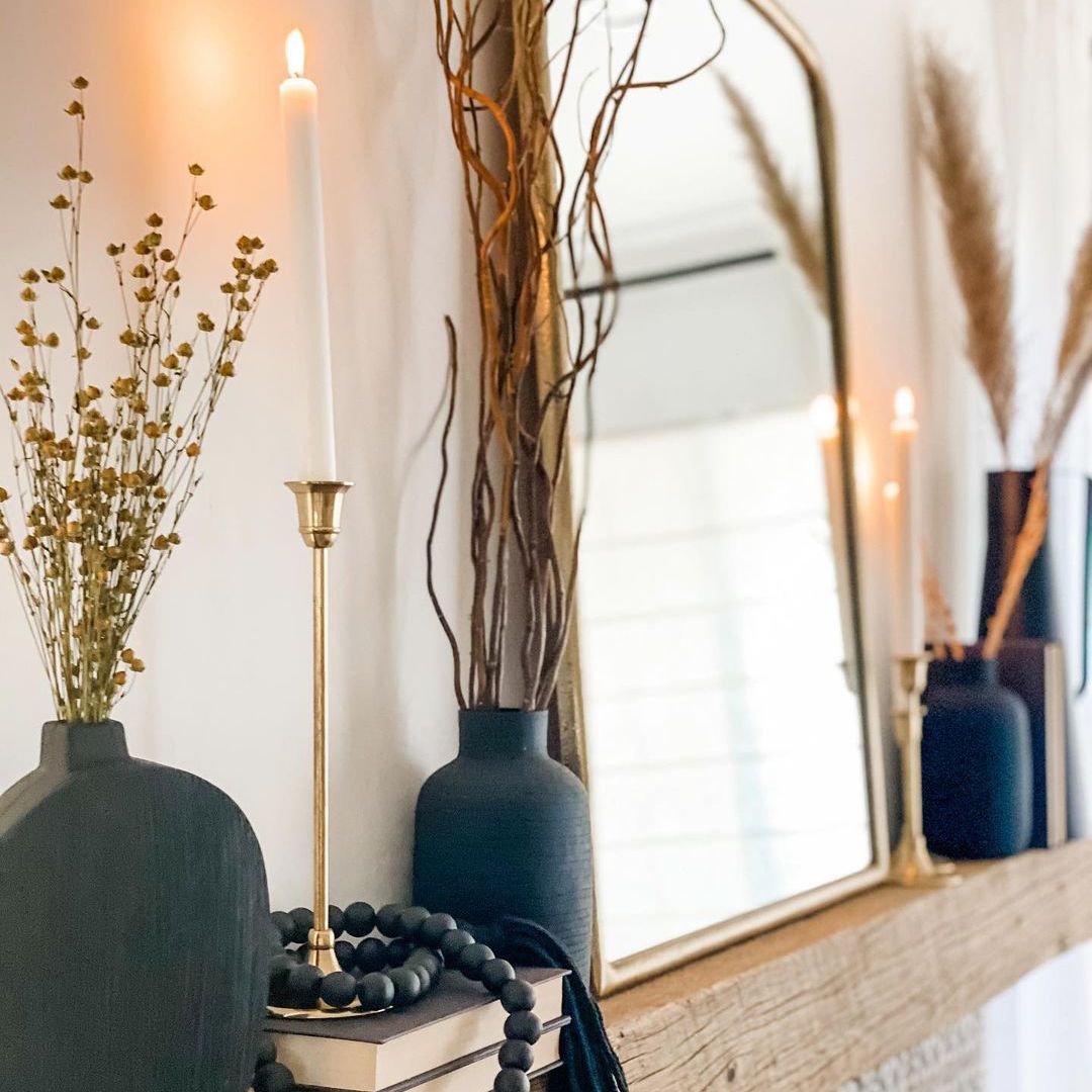 黑色的花瓶和珠子