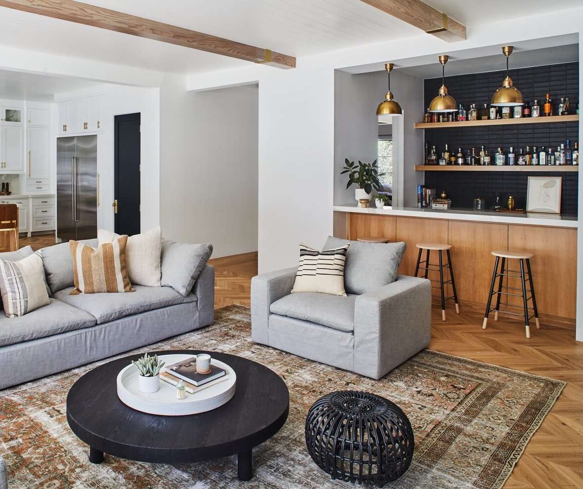 一个由酒吧和一个开放式厨房的起居室