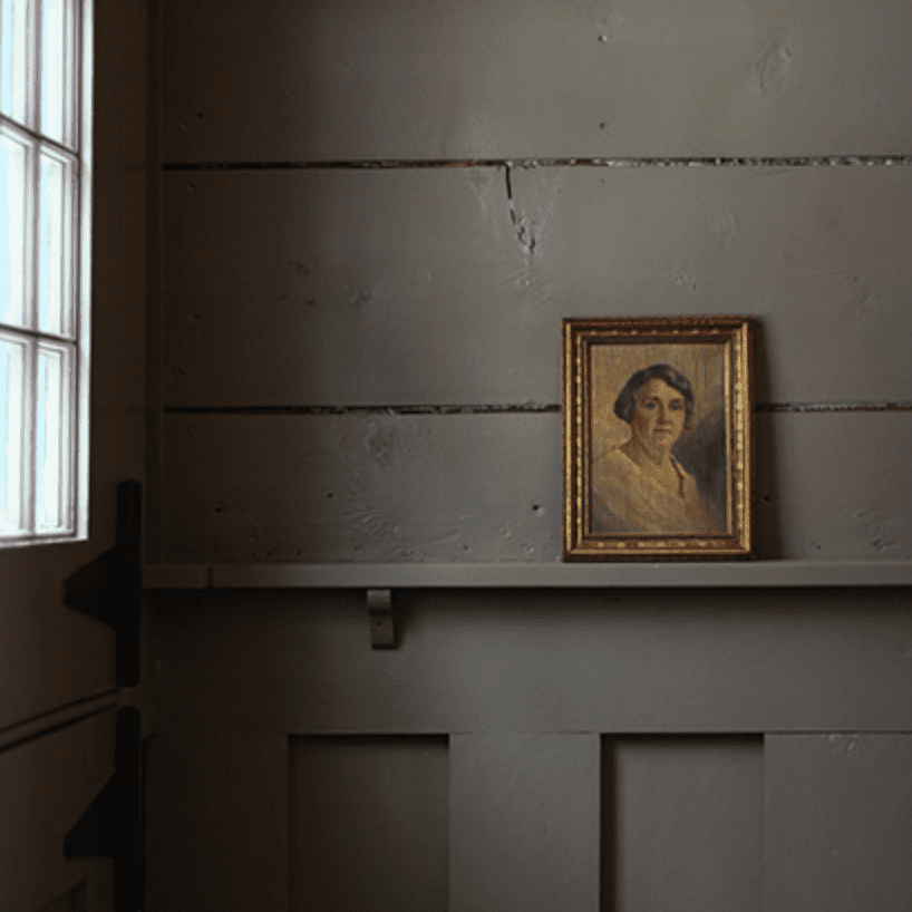 一个深灰色的墙，上面有一幅画