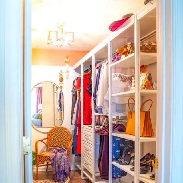 狭窄的步入式衣橱