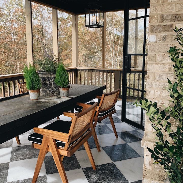 在带格式瓷砖地板和桌子的门廊筛选。