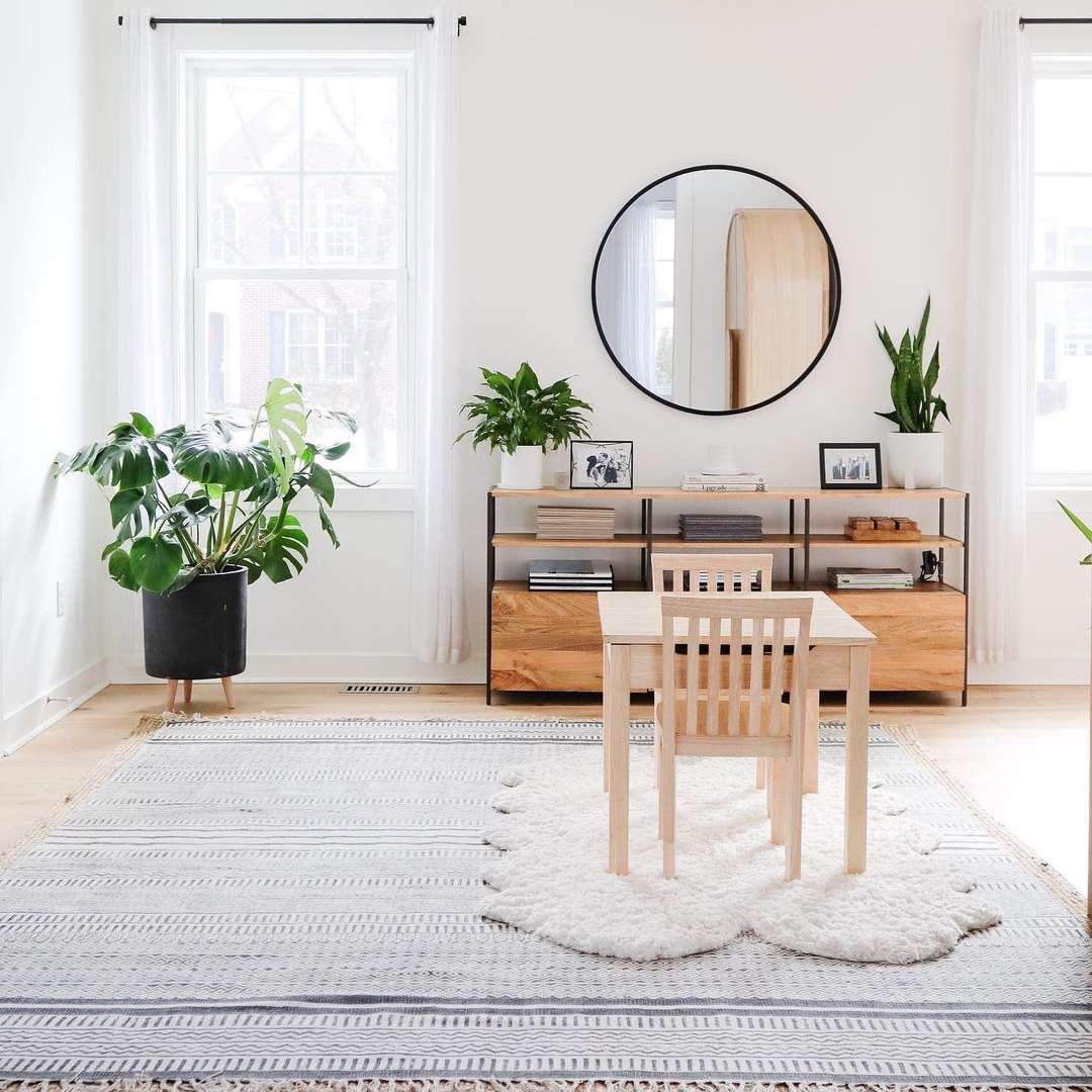 开放式客厅与大面积地毯和猴子厂。