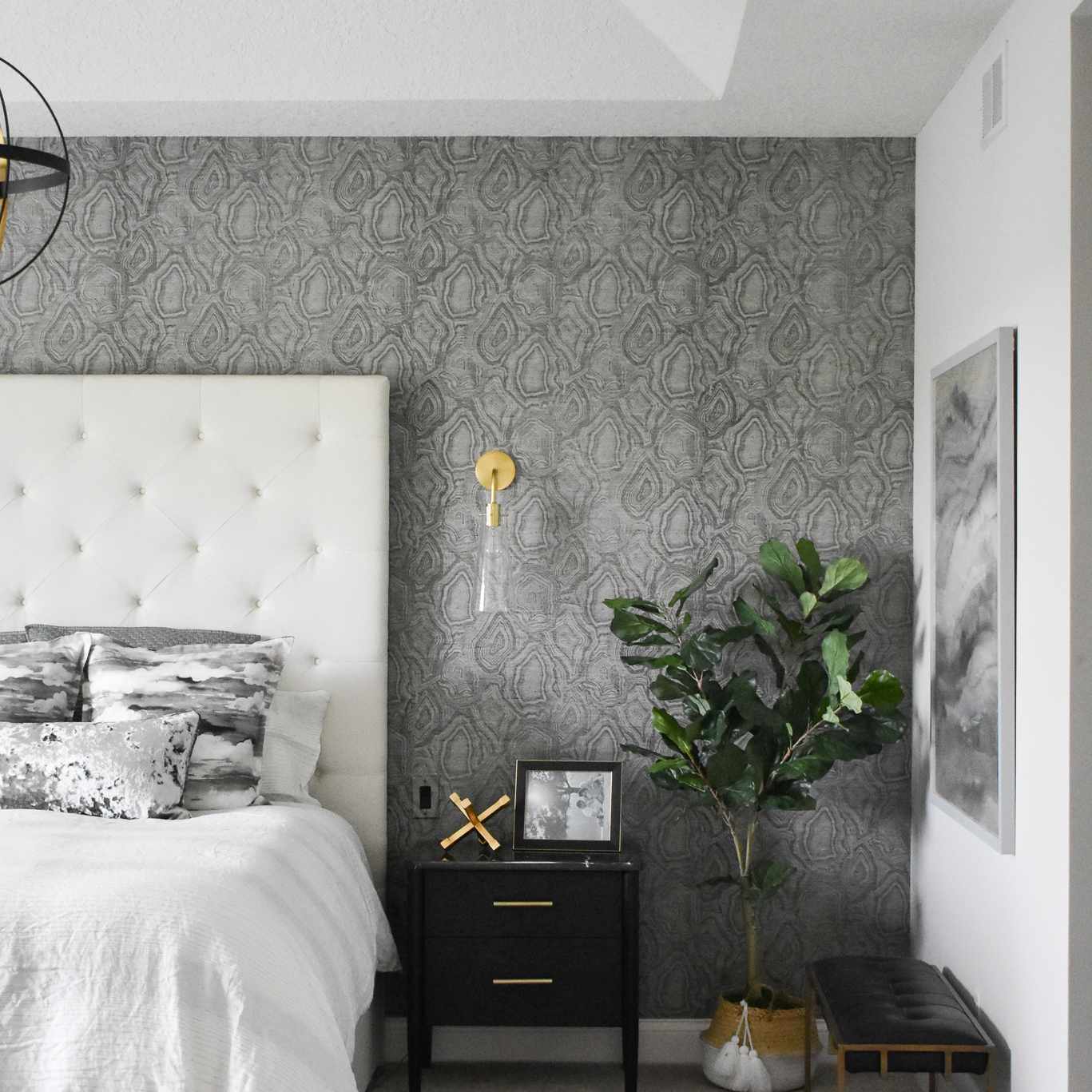 后拍摄的卧室与新墙纸和别致的家具。