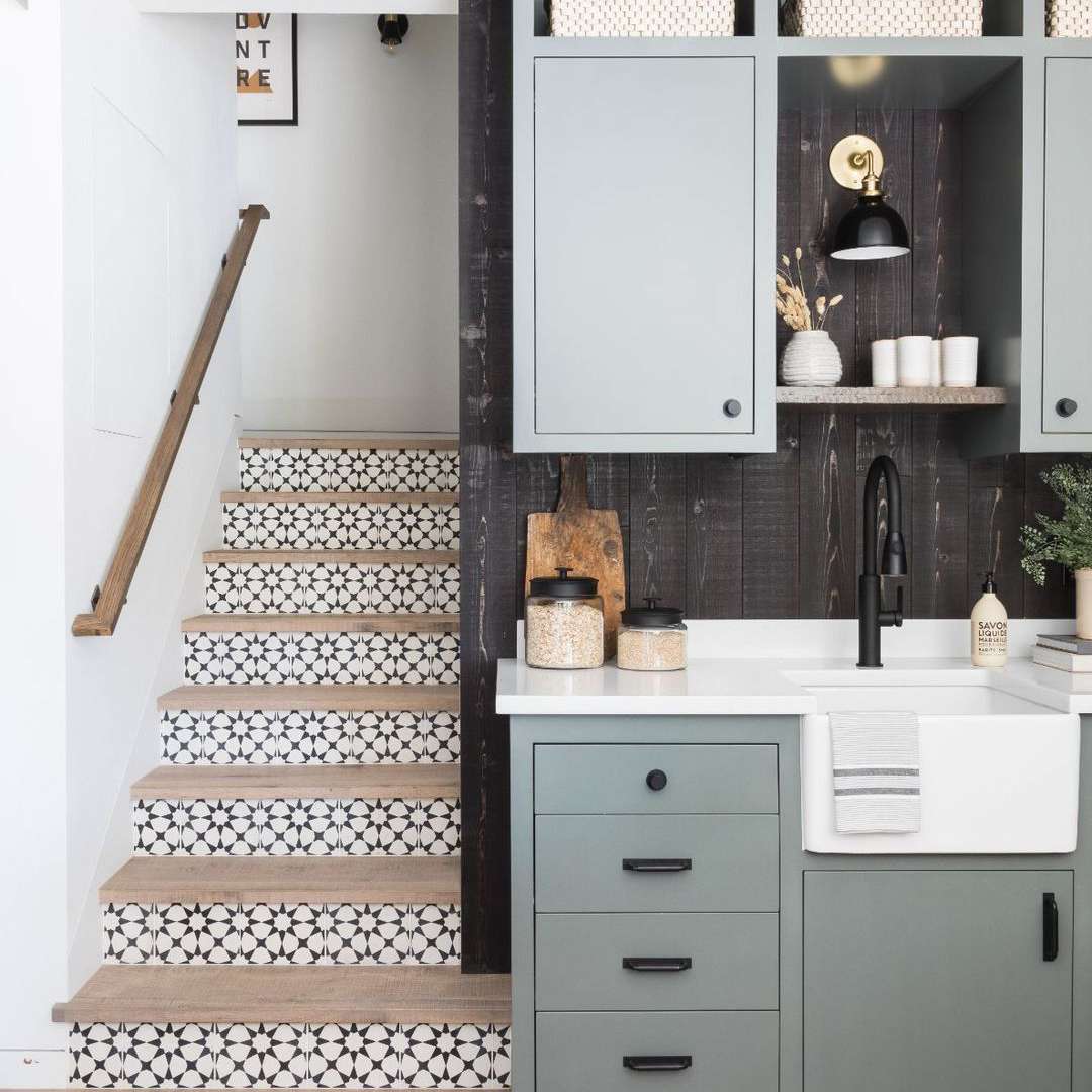 水和黑色的厨房