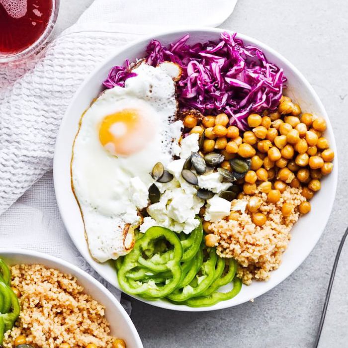 最好的南瓜子食谱 - 煎鸡蛋白菜库斯库斯碗