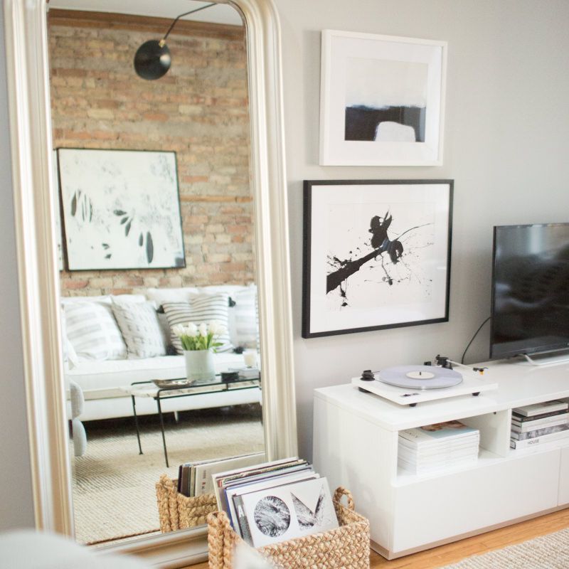 白色客厅里的大斜镜。