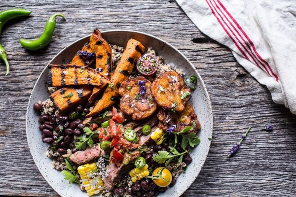 巴西牛排和烤甘薯炒藜麦碗与辣椰子番茄酱