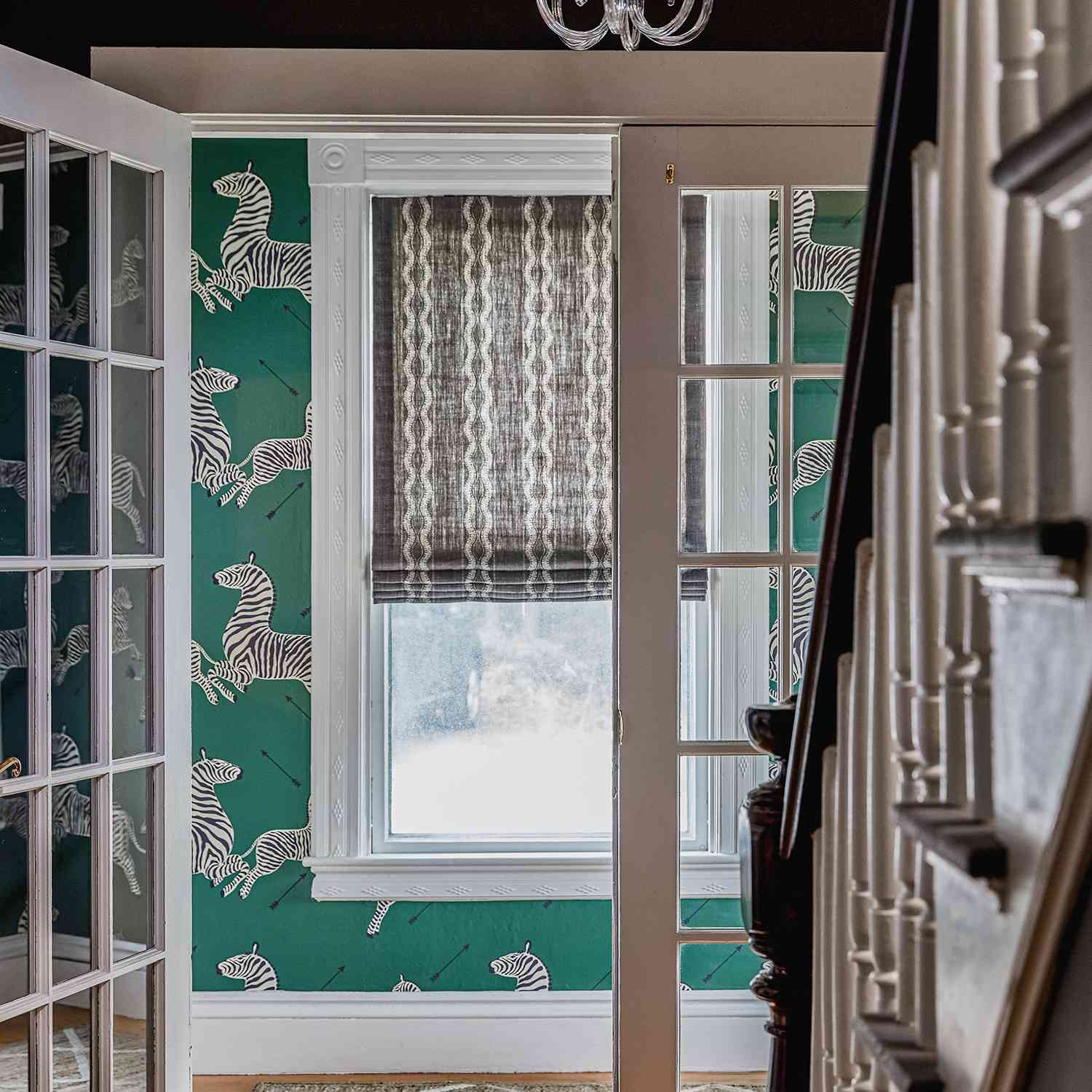 走廊内衬绿色斑马印花壁纸