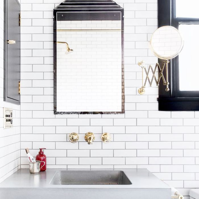 带有独立浴缸的极简主义浴室