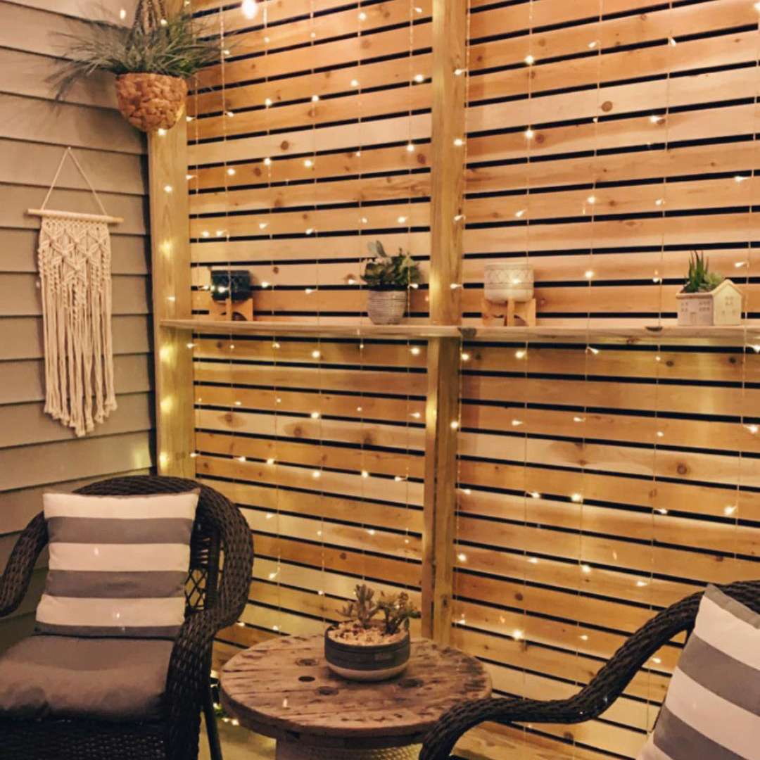 院子里挂着串灯