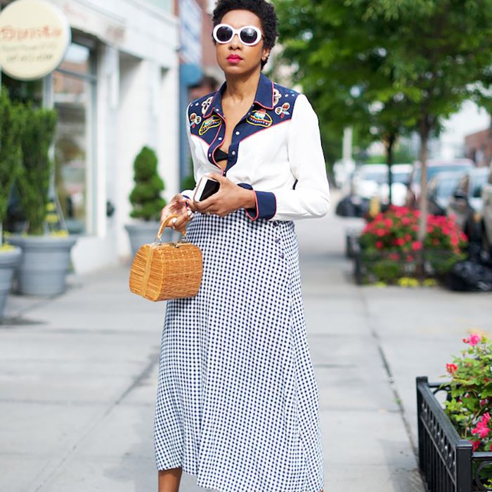 一个女人穿着骡子