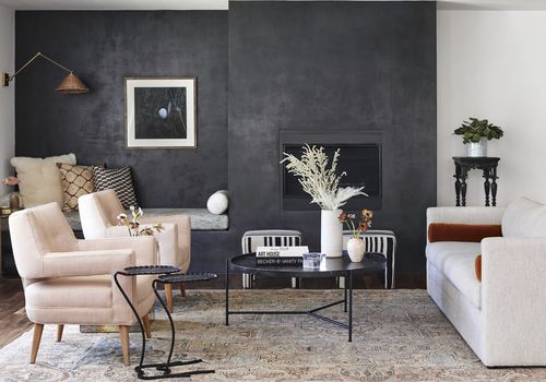 客厅里有铁锈色的枕头